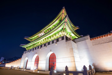 Obraz premium Geyongbokgung Palace at night in Seoul, South Korea.