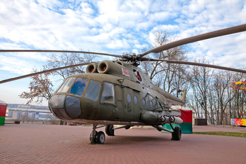 Fototapeta na wymiar Парк Победителей в Витебске. Вертолёт Ми-8. Беларусь