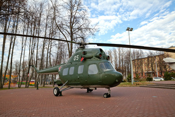 Парк Победителей в Витебске. Вертолёт Ми-2. Беларусь - obrazy, fototapety, plakaty