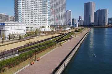 運河と水辺の道