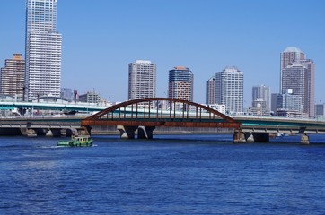 錆びた鉄橋と運河