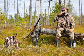 Fototapete Jagd der Jäger trinkt Tee auf dem Halt