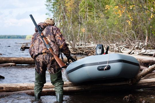 the hunter pulls the boat on the water