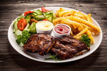 Tasty grilled ribs with vegetables
