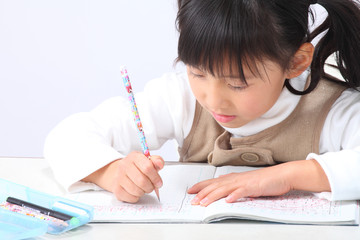 勉強する女の子