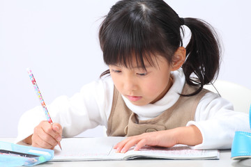 勉強する女の子