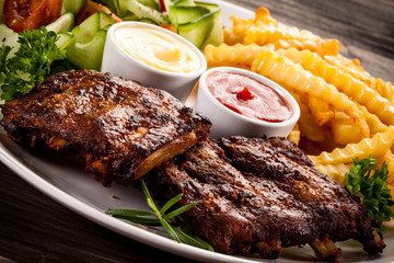 Tasty grilled ribs with vegetables