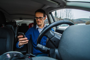 Uomo al volante guida l'automobile