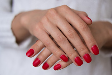 Obraz na płótnie Canvas Female hands with red nails
