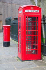 Obraz premium Red telephone booth in London