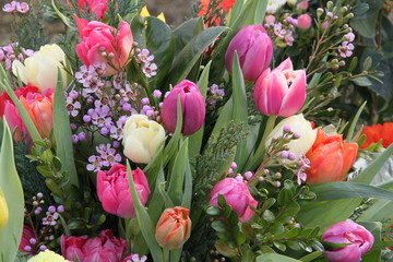 Bunte Tulpen in Trauerkranz