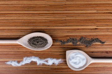 Pfeffer und Salz auf Holzkochlöffeln