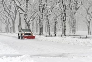 Photo sur Aluminium brossé Orage Camion avec chasse-neige dégageant la route pendant la tempête de neige