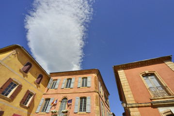 Fototapeta na wymiar Maisons à mèche nuageuse de Roussillon (84220), département du Vaucluse en région Provence-Alpes-Côte-d'Azur, France 