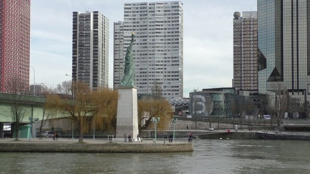 Statue de la Libert&eacute; sur la Seine &agrave; Paris