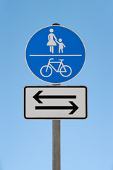 Verkehrsschild - Gemeinsamer Geh- und Radweg mit Zusatzschild