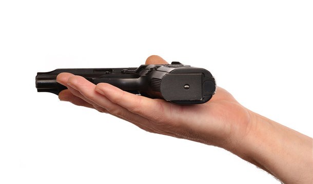 Mano entregando un arma,rendirse.incitar a la violencia.