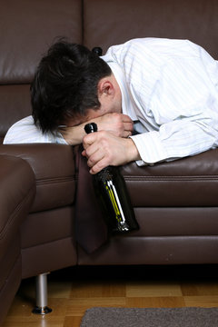 Alkoholkranker Geschäftsmann schläft Rausch aus