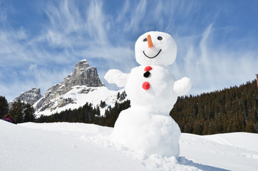Obraz premium Funny snowman against Swiss Alps