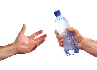 Dando de beber a alguien.sujetando botella de agua mineral.