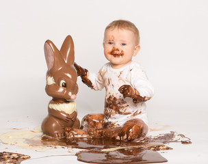 Kleines Baby mit Schokoladen-Osterhase