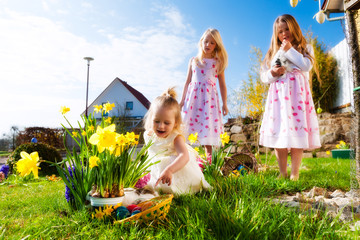Kinder auf Ostereiersuche mit Osterhase