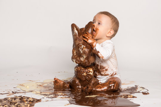 Kleines Baby mit Schokoladen-Osterhase