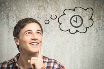 Junger Mann denkt an Uhr