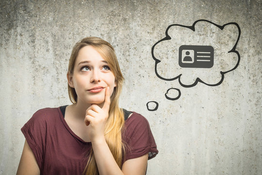 Junge Frau denkt an ID