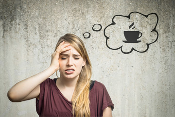 Junge Frau denkt an Kaffee
