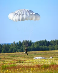 Foto op Plexiglas Descent by parachute © pingvin57