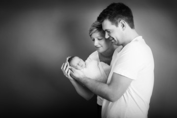 Familie mit Baby schwarz weiss