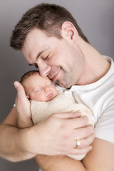 Vater hält Baby auf dem Arm