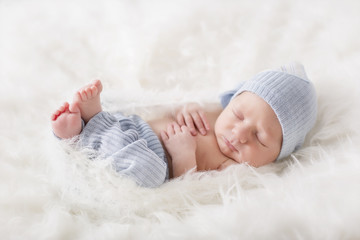 Newborn Baby mit süßem Outfit von der Seite