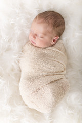 Newborn Kleiner Bub gepuckt von oben