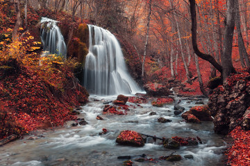 Prachtige waterval in herfstbos