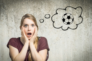 Junge Frau denkt an Fussball