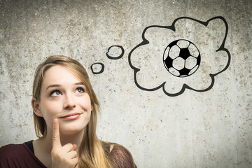 Junge Frau denkt an Fussball