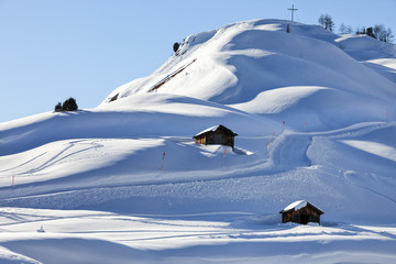 Fototapeta premium A mountain hut in winterly alpine scenery