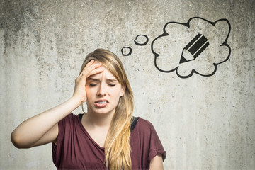 Junge Frau denkt an Stift