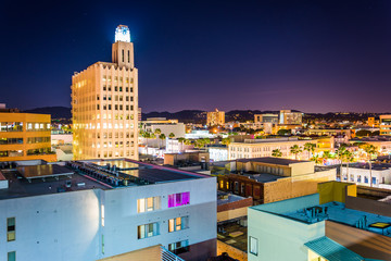 Fototapeta premium View of buildings in Santa Monica at night, in Santa Monica, Cal
