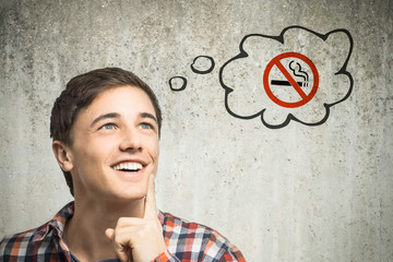 Junger Mann denkt an Zigarettenverbot