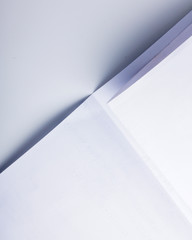 Obraz premium Papierowa strona leżąca na biurku