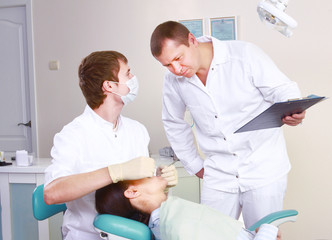 Obraz premium Young woman with dentist in a dental surgery. Healthcare