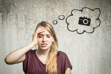 Junge Frau denkt an Kamera