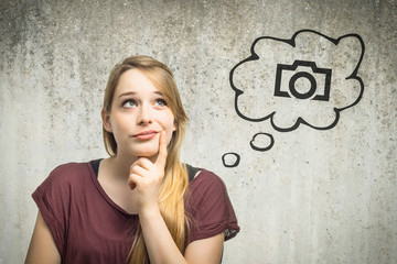 Junge Frau denkt an Kamera