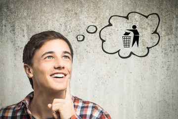 Junger Mann denkt an Recycling