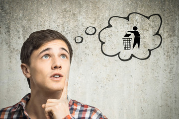 Junger Mann denkt an Recycling