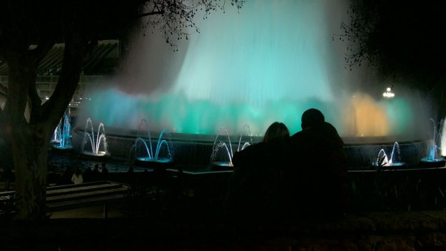 Pareja de enamorados fuente de colores barcelona espa&ntilde;a