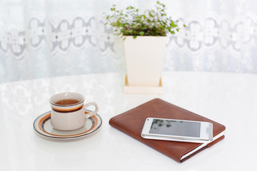 温かい珈琲とスマートフォン